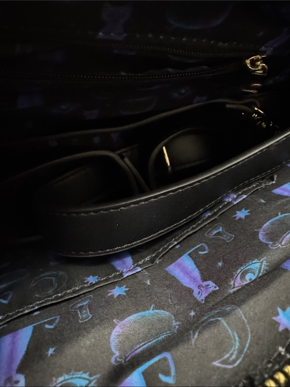 Loungefly Black Plush Cat Tote
Hocus Pocus - Picture 4 of 4